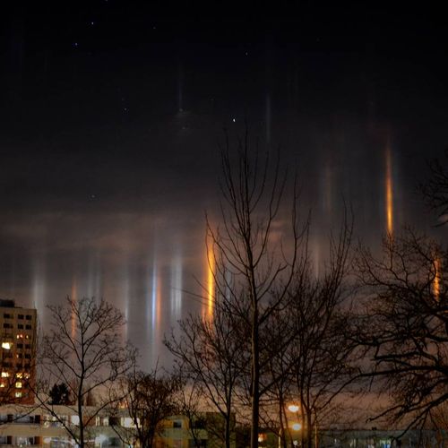 Световые столбы над ночным городом